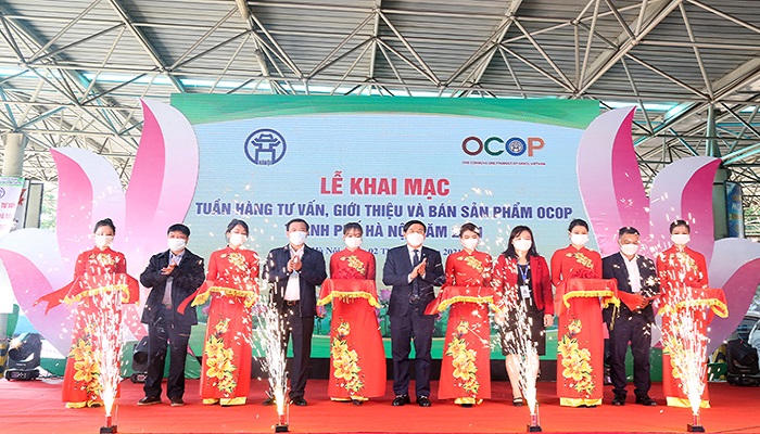 khai-mac-tuan-hang-tu-van-gioi-thieu-va-ban-san-pham-ocop-thanh-pho-ha-noi-nam-2021